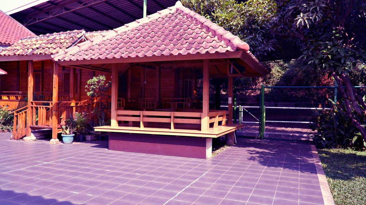 Penginapan Muslim Yuni INN Bogor Bagian luar foto